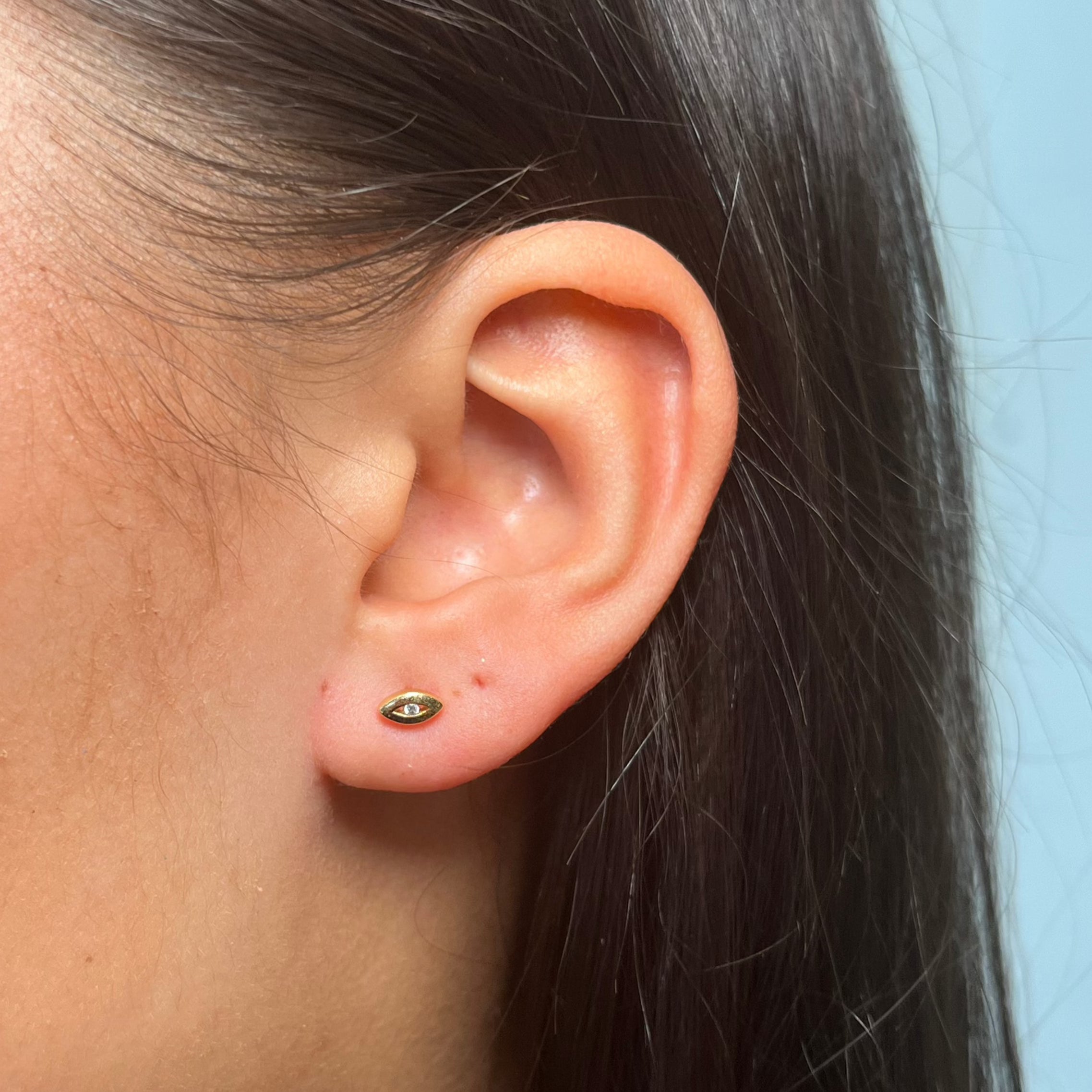 Amulet Gold Single Stud 2