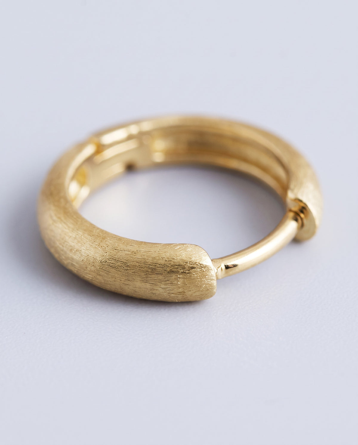 Pebble Round Huggie Earrings - detail
