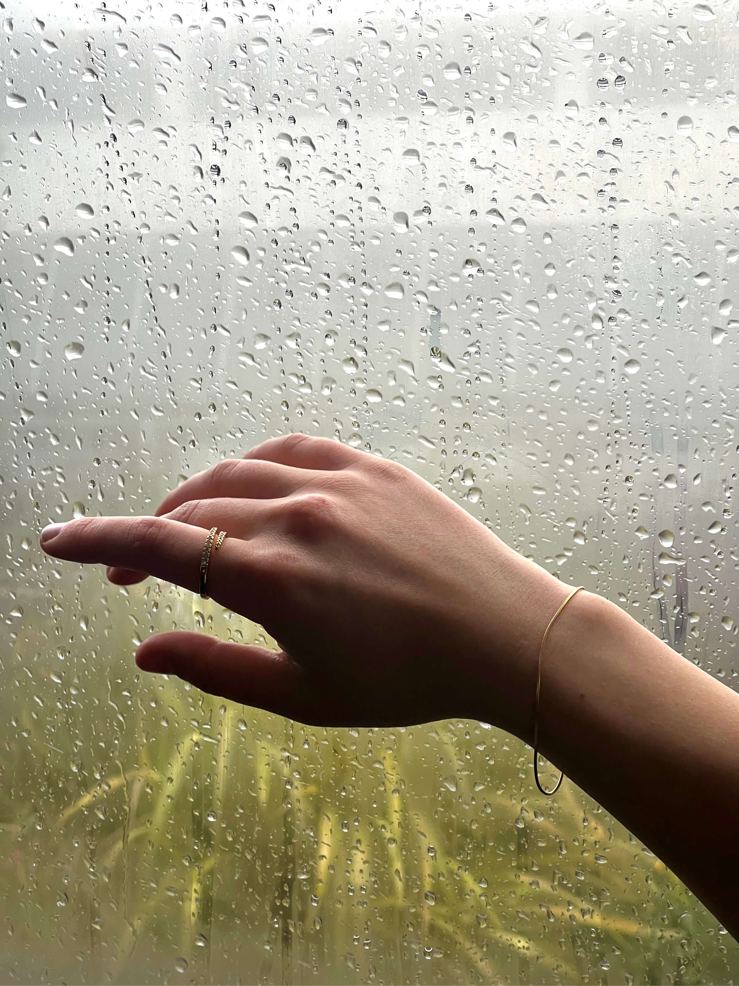 A model wearing Gold rope bracelet