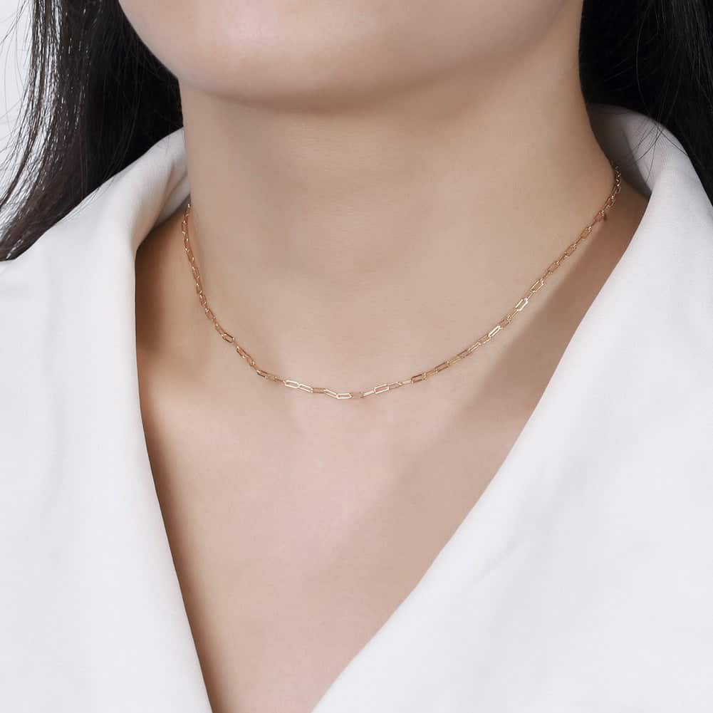 Model wearing Paper Clip Chain Necklace gold