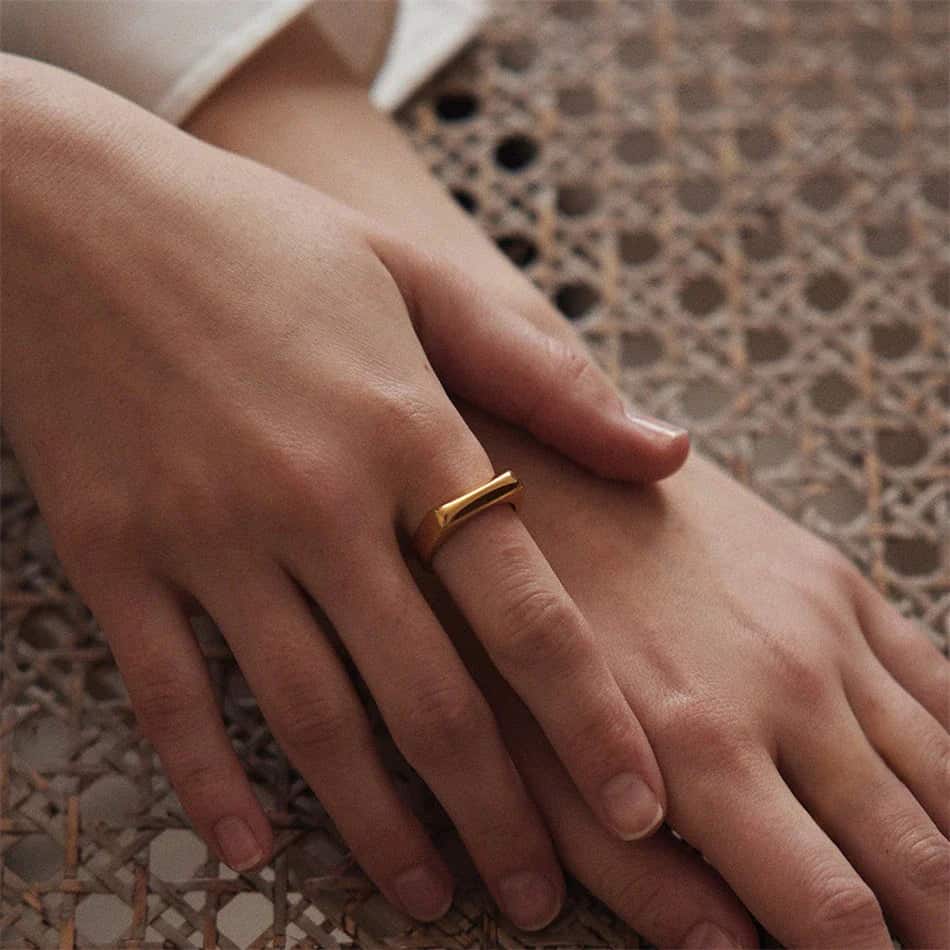 Gold bar ring band