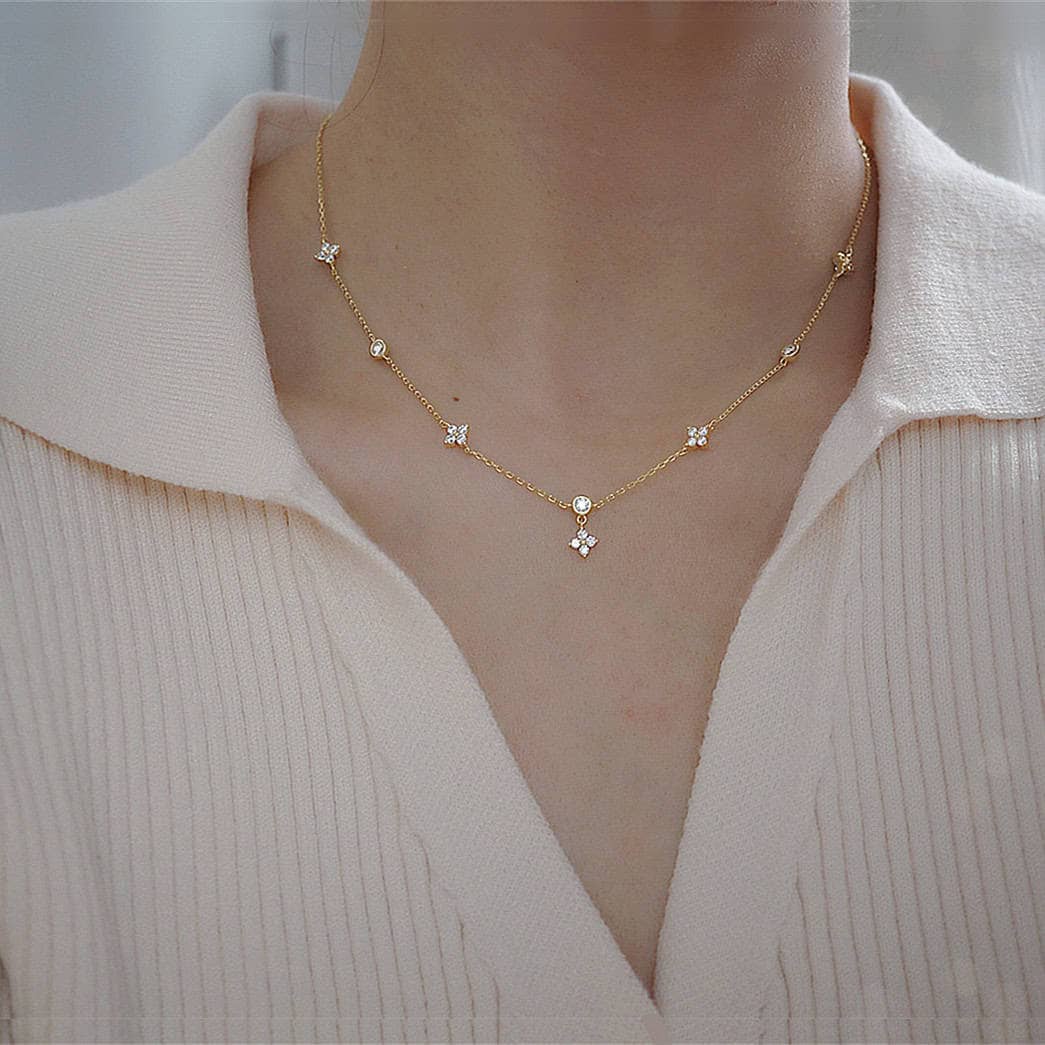 Model wearing zircon clover necklace gold