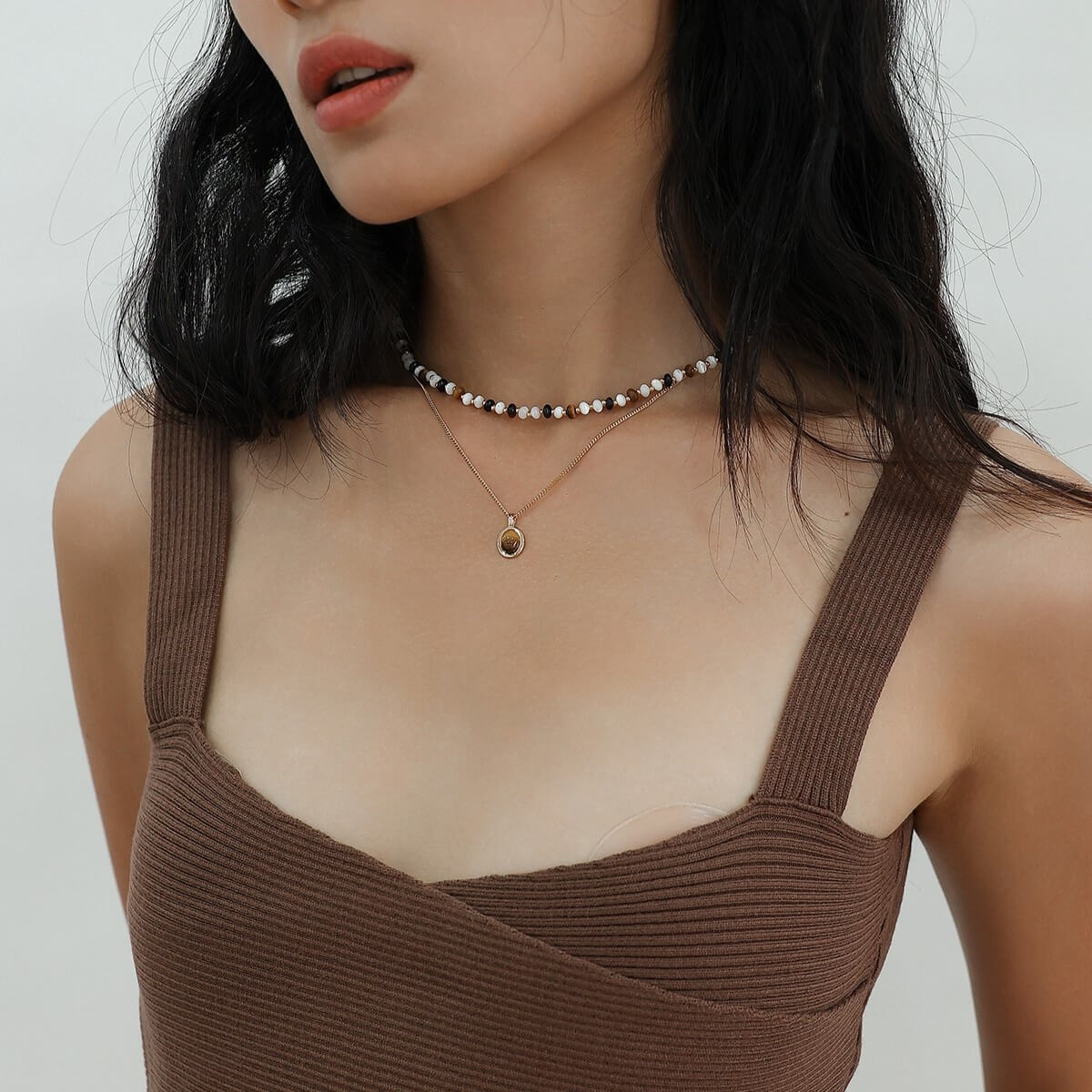 Model wearing tiger eye gold chain pendant necklace