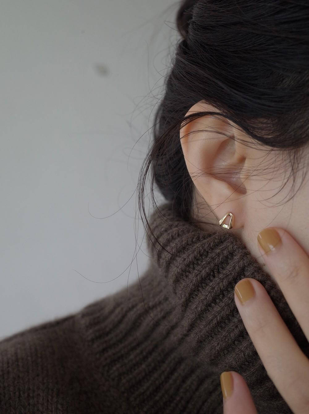 Model wearing Triangle ear studs gold

