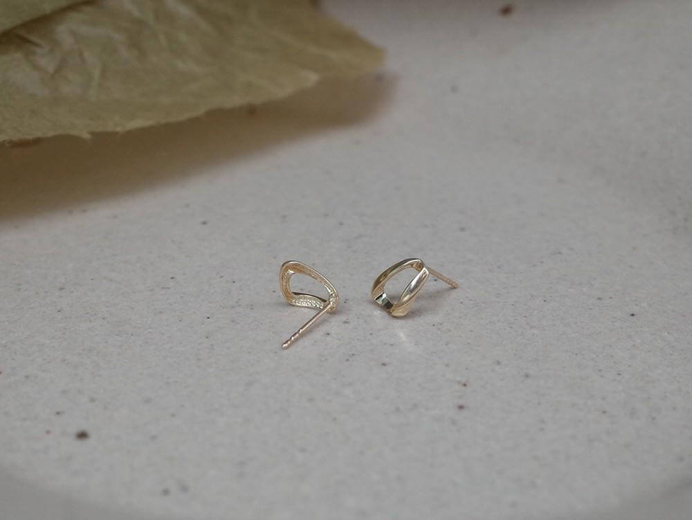 Triangle ear studs gold