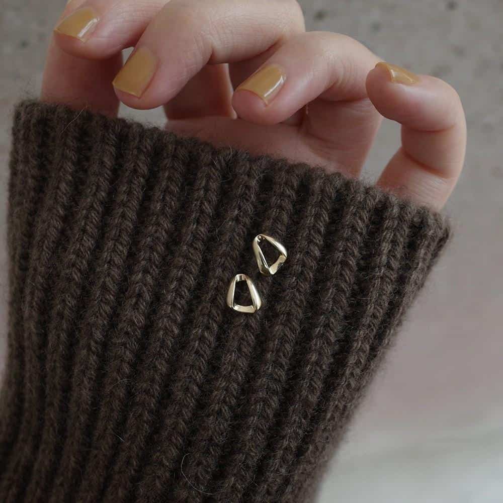 Triangle ear studs gold

