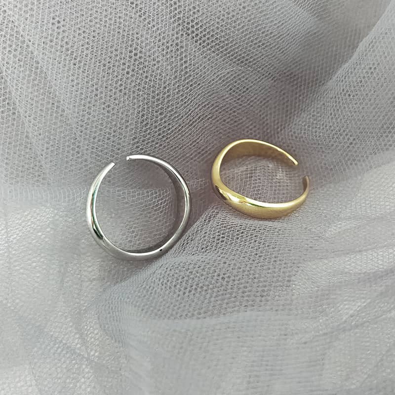 Gold band ring