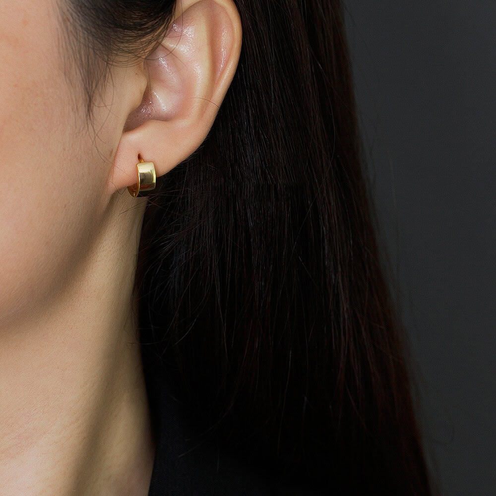 A Woman wearing a Sterling Silver Earrings Gold Smooth Circle Personality