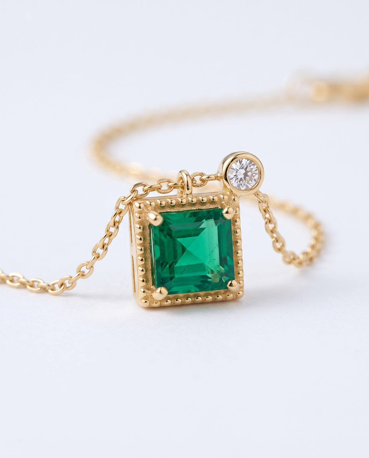 Verdant Emerald Crystal Chain Bracelet - detail